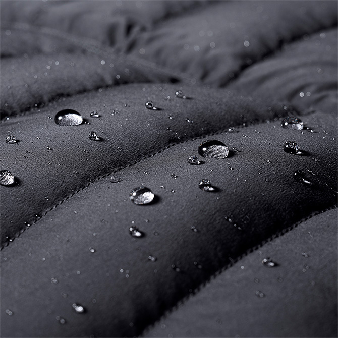 縫い目までも、水をはね返す。