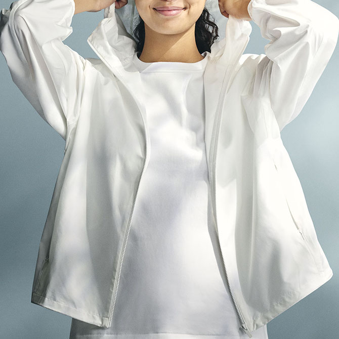 羽織るだけで、日焼け止め。