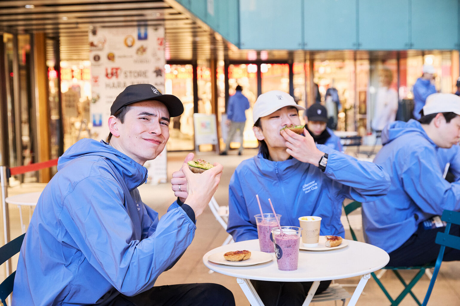 朝食を楽しむ参加者の男性と女性の画像