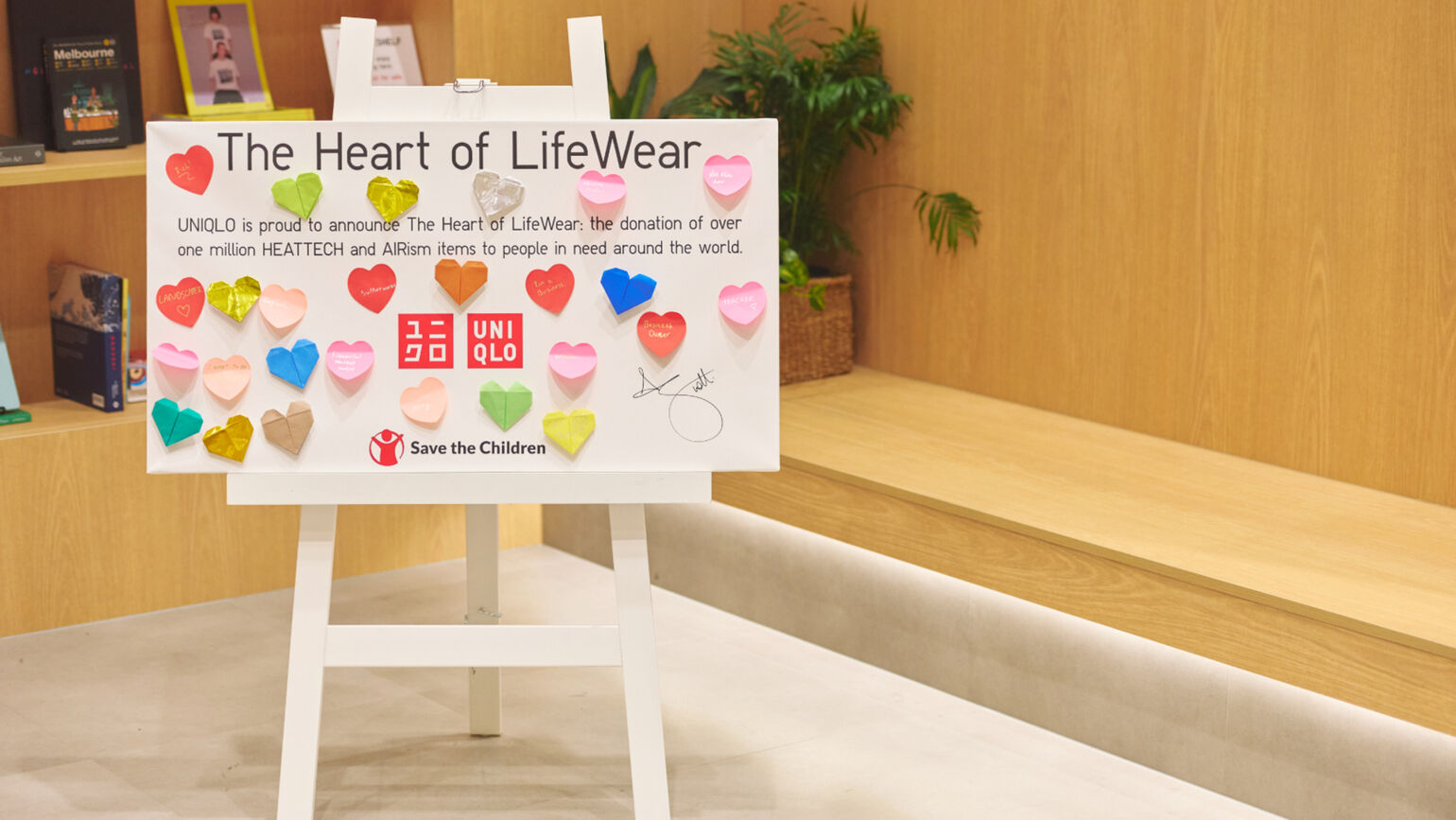 イーゼルの上に置かれた「The Heart of LifeWear」のボードに、寄付の案内とともに色とりどりの折り紙のハートがバランスよく貼られている画像。