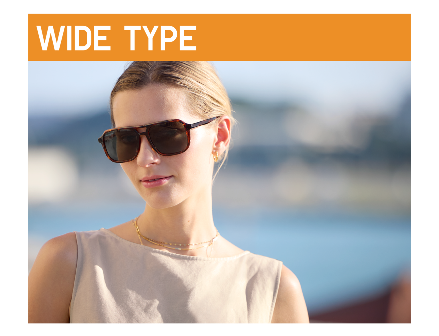 「WIDE TYPE」のオレンジのバナーの下で、大きめのスクエア型サングラスをかけた女性が、日差しの中で穏やかな表情を浮かべているクローズアップ画像。